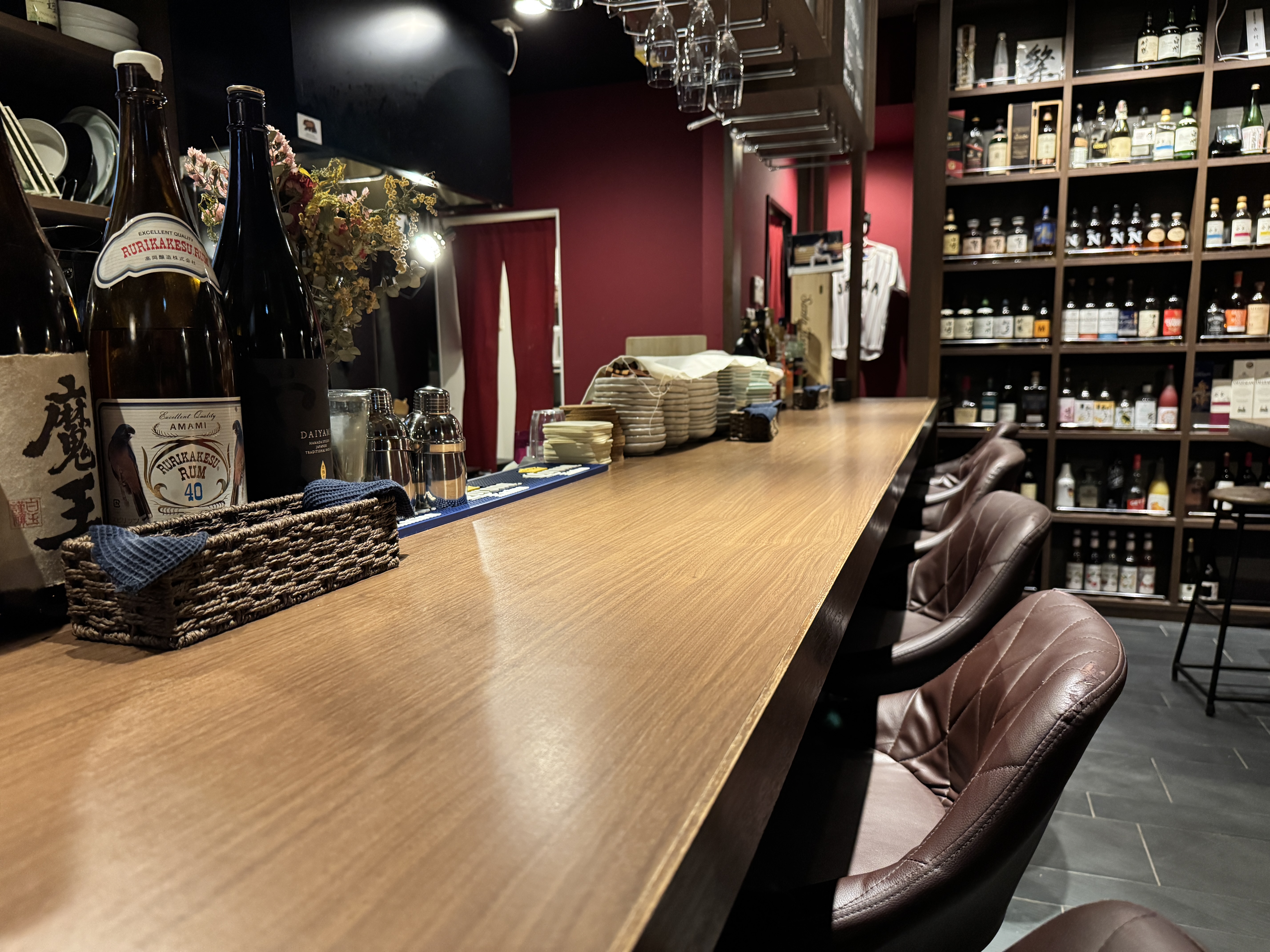 一人飲みでも気軽に楽しめるカウンター席🍷
