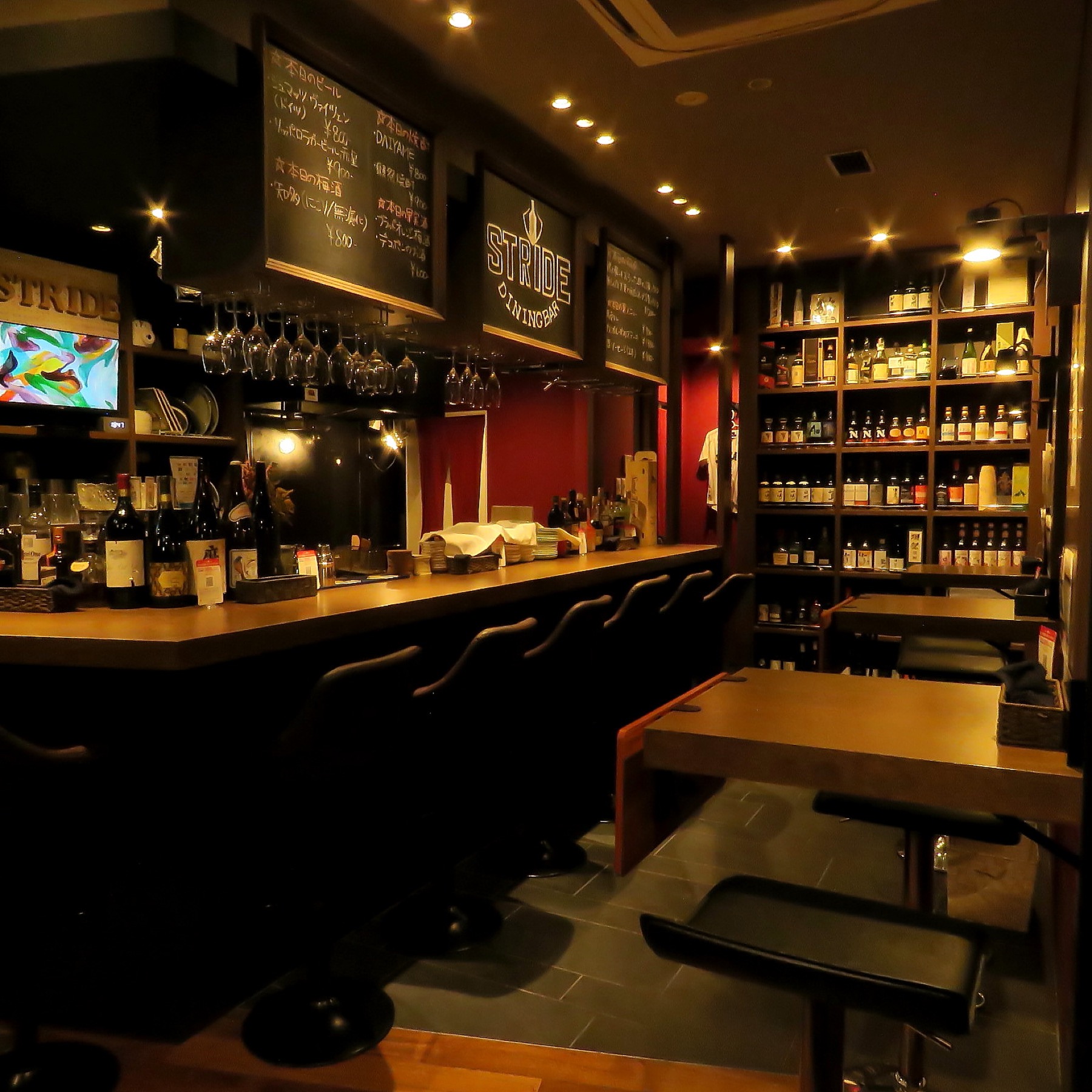 カウンター8席とテーブル席10席の落ち着いた雰囲気の店内